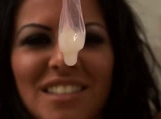 Брюнетка мама пить сперму из презерватива