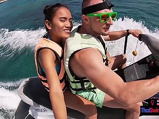 mamada moto de agua en público con su verdadera novia adolescente asiático