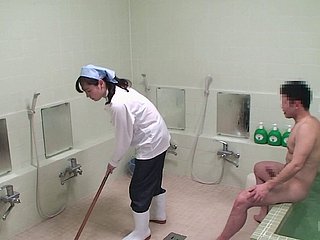 Japońska pani do czyszczenia otrzymuje całkiem dobry walenie doggy styl