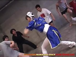 Chun-Li Cosplay Japanese Babe a tientas en enorme Bukkake Gangbang