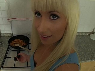 Zelfgemaakte seks in de keuken met geile Tsjechische vriendin