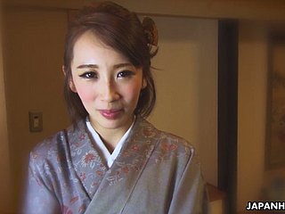 Japanse Nympho in Kimono Aya Kisaki is klaar om zichzelf te masturberen