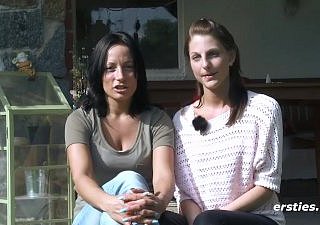Mia y Sara disfrutan al aire libre Sexo de lesbianas - ersties