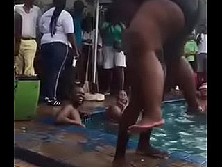 Mẹ đen lớn trong bể bơi