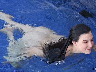 Brünette Unskilful Teen Bella Streifen und nackt nackt schwimmen