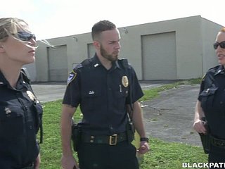 Dwie policyjne kobiety pieprzone aresztowały czarnego faceta i zmusza approach execute lizania twatów