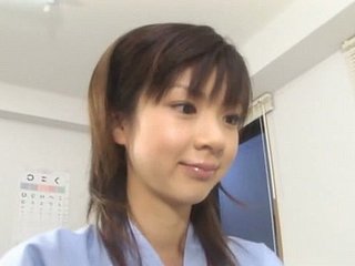Petite adolescente asiático Aki Hoshino visita o médico para check-up