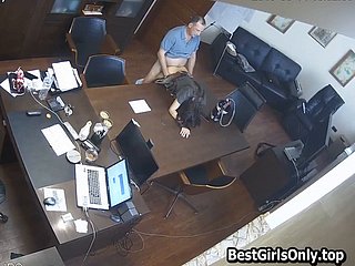 Le patron russe baise le secrétaire au writing-desk sur caméra cachée