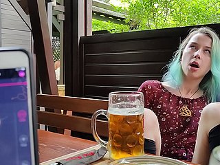 Remote -Orgasmus -Kontrolle meiner Stiefschwester in Pub!