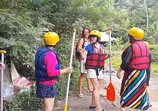 Buceta piscando hardly any ponto de rafting entre turistas chineses # público sem calcinha