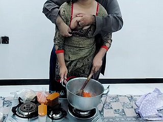Pakistaanse dorpsvrouw geneukt just about de keuken tijdens het koken met heldere Hindi -audio
