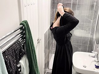 OMG!!! Verborgen cam in the matter of Airbnb appartement gevangen moslim Arabisch meisje in the matter of hijab nemen douchen en masturberen