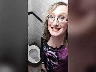 Sarışın Tryst Op Tgirl Lisa Pub Tuvaletlerinde Kırmızı Deri Pantolon Giyen İş Tuvaletinde Oynar