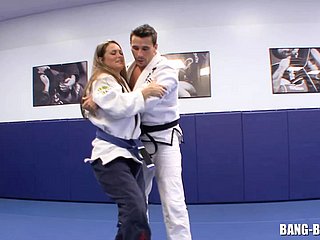 Jurulatih Karate mengongkong pelajarnya selepas bertempur