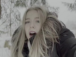 18 -jarige tiener wordt geneukt connected with het bos connected with de sneeuw
