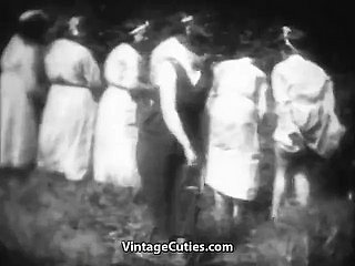Napalone Mademoiselles zostają klapsy w Woods (Vintage z lat 30. XX wieku)