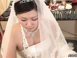Morena Emi Koizumi follada con el vestido de novia sin censura.