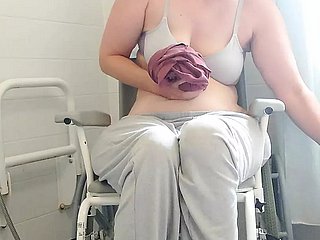 Morena paraplégica Purplewheelz British Milf fazendo xixi no chuveiro