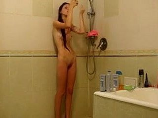Menina magra debaixo polish off chuveiro