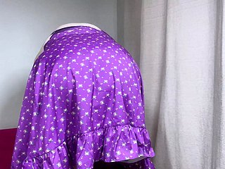 Dojrzała Debit w krótkiej liliowej spódnicy, pokazując swoje aktywa