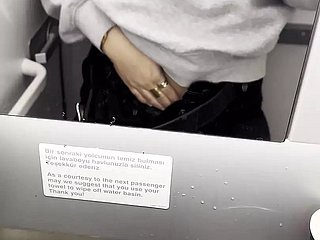 Heiß ich masturbiere encircling den Toiletten des Flugzeugs - Jasmine Sweetarabic