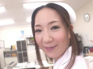 Belle infirmière japonaise se fait baiser dur par le médecin