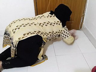 Tamil Wench Screwing Propietario mientras limpia ague casa Hindi Sexo