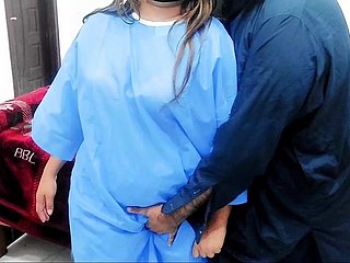 Dottore pakistano che lampeggia il cazzo all'infermiera andata nel sesso anale scrub un chiaro audio hindi