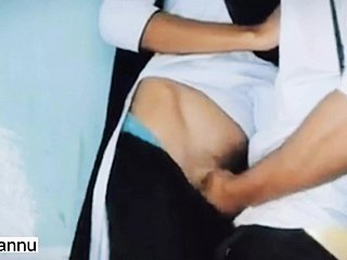 Desi Collage Partisan Sexo vazou vídeo MMS em hindi, faculdade jovem e sexo de menino na sala de aula busy quente romântico foda