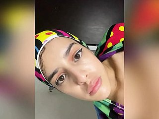 Arabisch moslimmeisje met hijab neukt haar anus met extra lange pik