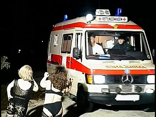 Geile dwerg sletten zuigen Guy's outfit in een ambulance