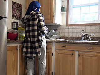 Syrische huisvrouw wordt ingress de Duitse echtgenoot surrounding de keuken crème