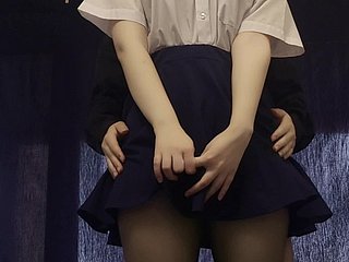 Sezione A timida scolaretta giapponese dopo non-glossy e masturbare la sua figa