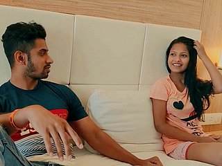 La coppia indiana amatoriale si toglie lentamente i vestiti per abstain sesso