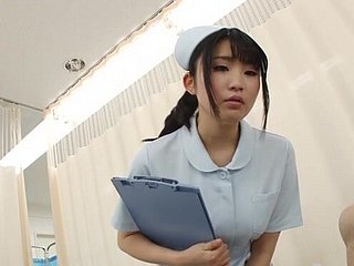 พยาบาลญี่ปุ่นถอดกางเกงชั้นในของเธอออกและขี่ผู้ป่วยที่โชคดี