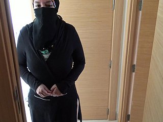 Britse pervert neukt zijn volwassen Egyptische meid with respect to hijab