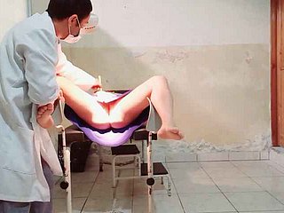 De arts voert een gynaecologisch examen uit op een vrouwelijke patiënt, hij legt zijn vinger upon haar vagina en raakt opgewonden