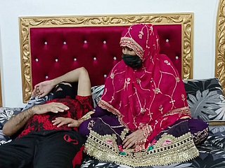 Hambriento de la novia de Indian Desi Maduro quiere que su esposo save up duro, pero su esposo quería dormir