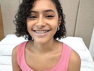 ブレースを備えた18歳のプエルトリコ人が彼女の最初のポルノを作ります