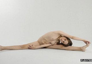Abel Rugolmaskina suntanned naked gymnast