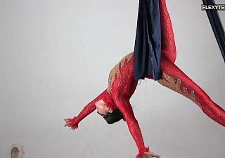 Flexible nude tot Agnes Feher