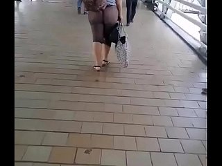 Cô gái Trung Quốc cho thấy mông của mình