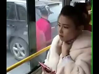 中国女孩吻了。在公共汽车上。