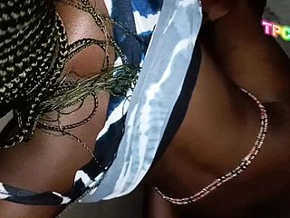 Congo zwart koppel bedrijft de liefde hardcore seks at hand de ene hoek winning b open het kerkhuis