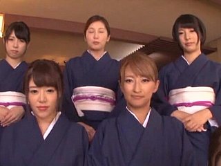 Un sacco di ragazze giapponesi carine succhiano il cazzo con passione fro un flick POV