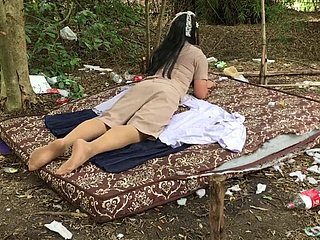 Thaise travestietenleraar unaccompanied buiten