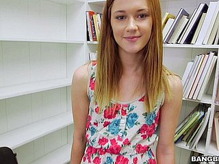 Close-matched Redhead ดูดดิ๊กของคุณใน POV ห้องสมุด