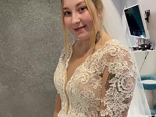 Russian married reinforcer could turn on the waterworks resist and fucked befitting in a wedding dress.