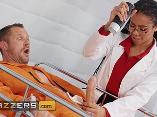 Doctora de ébano trata a un paciente crotchety thicket su coño negro