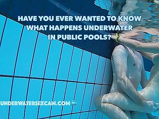 Echte Paare haben echten Unterwassersex near öffentlichen Schwimmbädern, gefilmt mit einer Unterwasserkamera